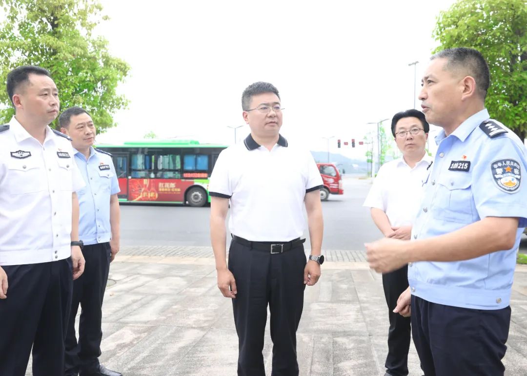 杨波调研成都大运会信访安保维稳工作并主持召开调度会议