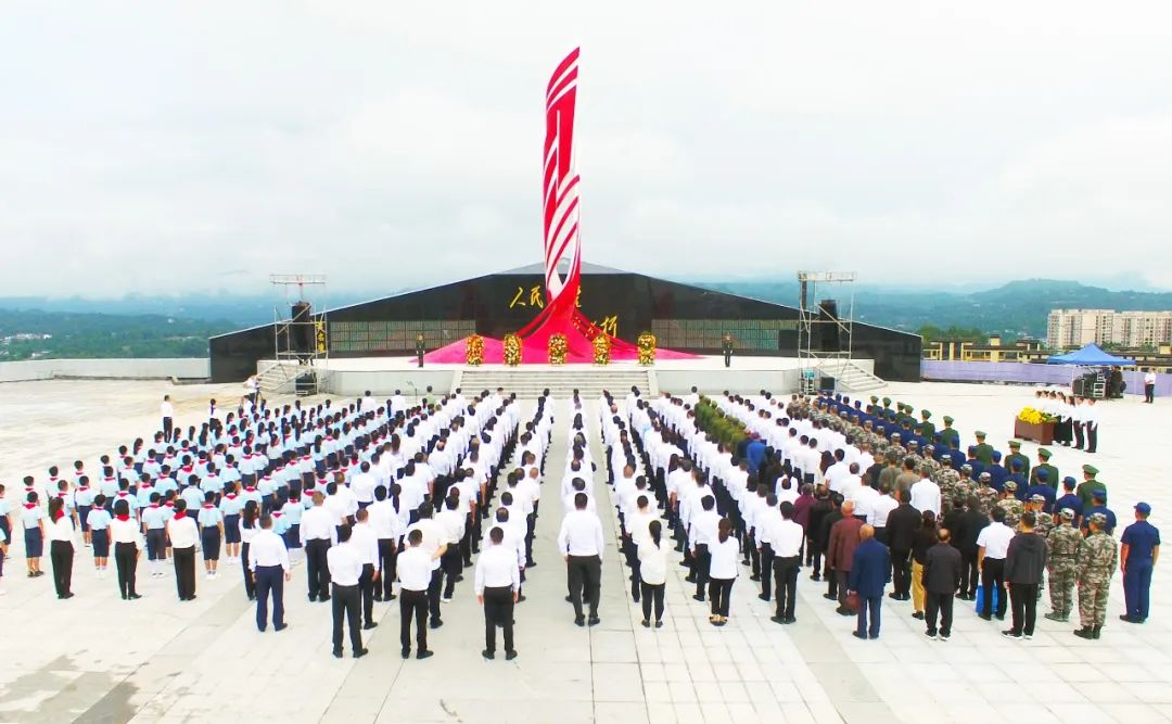 恩阳区隆重举行向人民英雄敬献花篮仪式