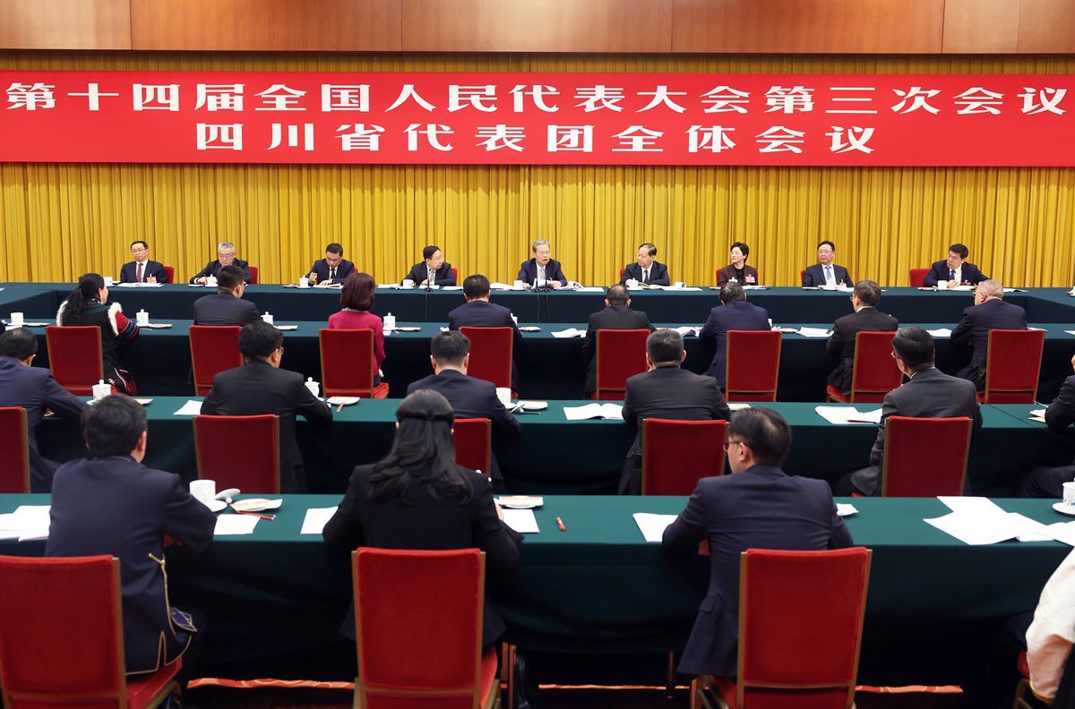 四川代表团举行全体会议 集中审议政府工作报告 赵乐际参加审议并发言 彭清华王晓晖施小琳等参加审议 胡静林等到团听取意见