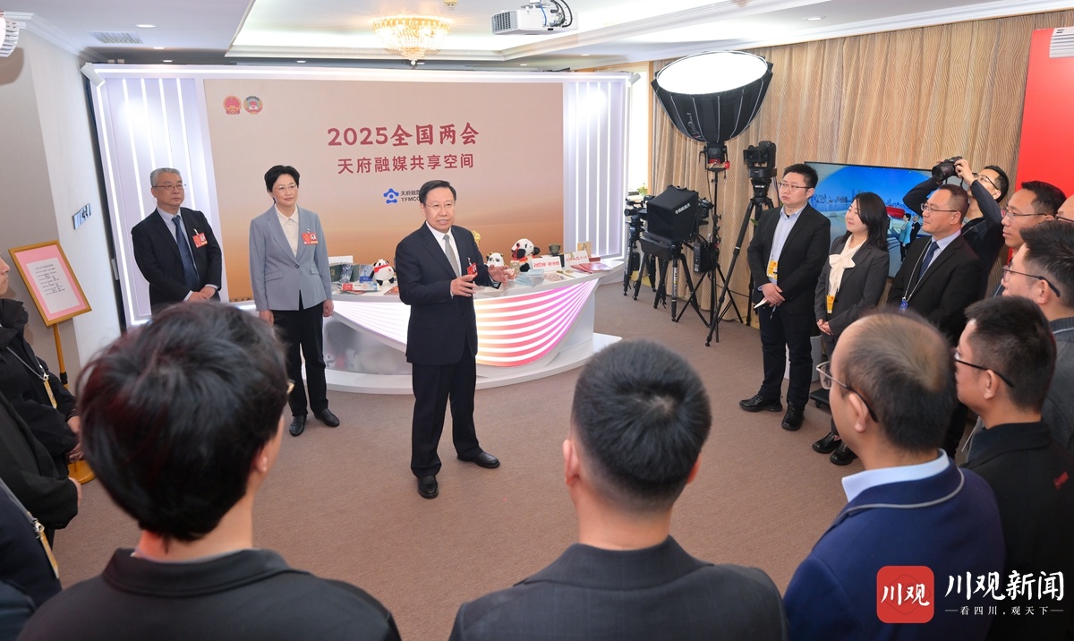 王晓晖施小琳看望慰问四川代表团驻地媒体记者